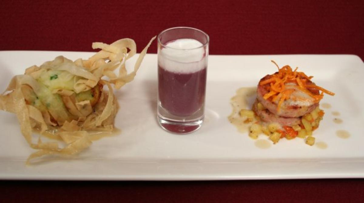 Blutwurst-Apfel-Praline auf Rahmkraut, Süppchen vom Rotkohl und Birne und Saumagentürmchen