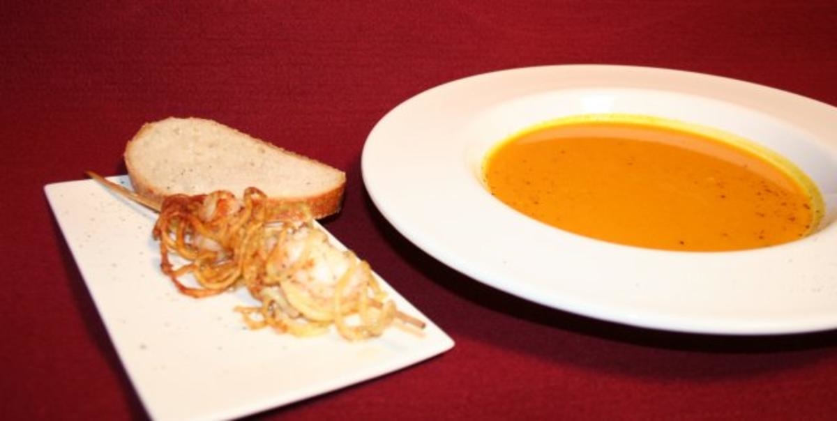 Kürbissuppe und mit Kartoffelspagetti ummantelte Scampi