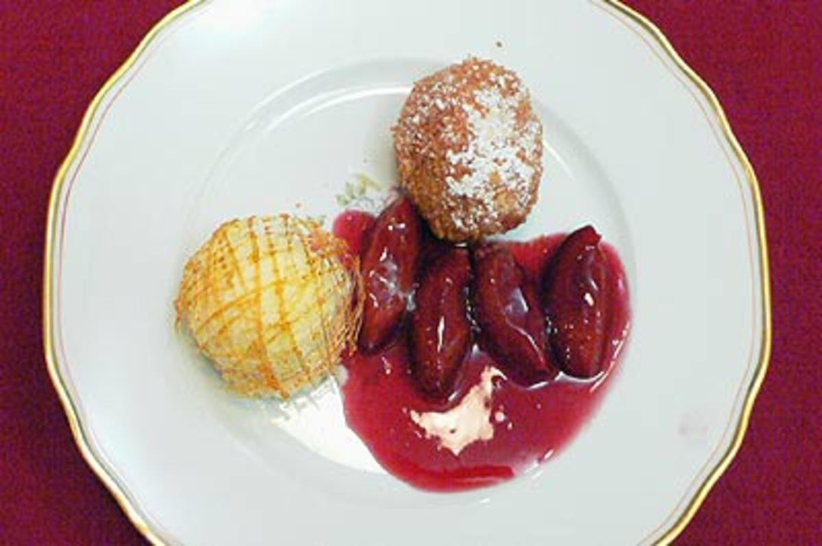 Topfenknödel mit glasierten Zwetschgen und Vanilleeis