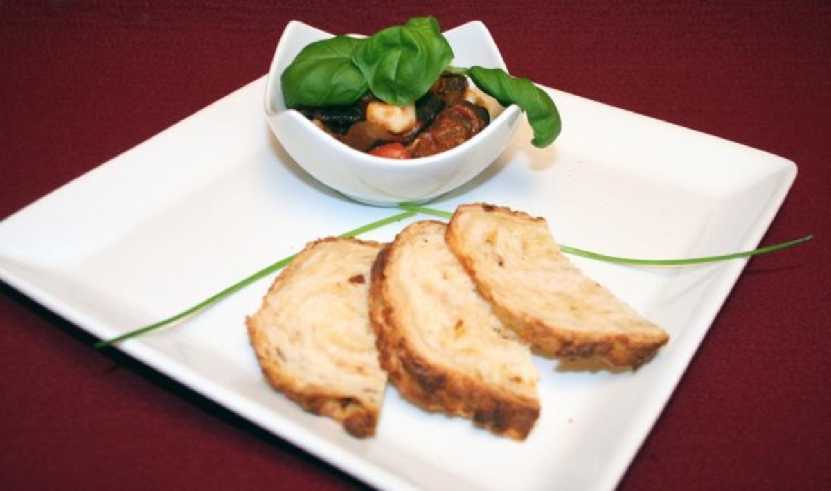 Caponata mit Mozzarella, dazu selbstgebackenes Tomaten-Mozzarella-Brot