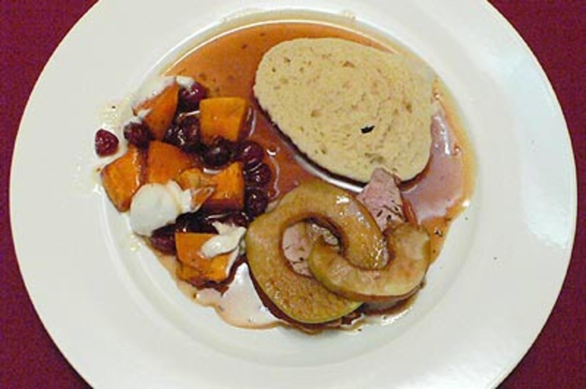 Schweinelendchen mit Kürbis-Cranberry-Gratin & Serviettenknödeln