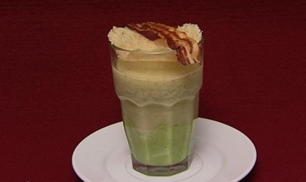 Erbsen-Latte-Macchiato mit Pancetta und Parmesankräcker