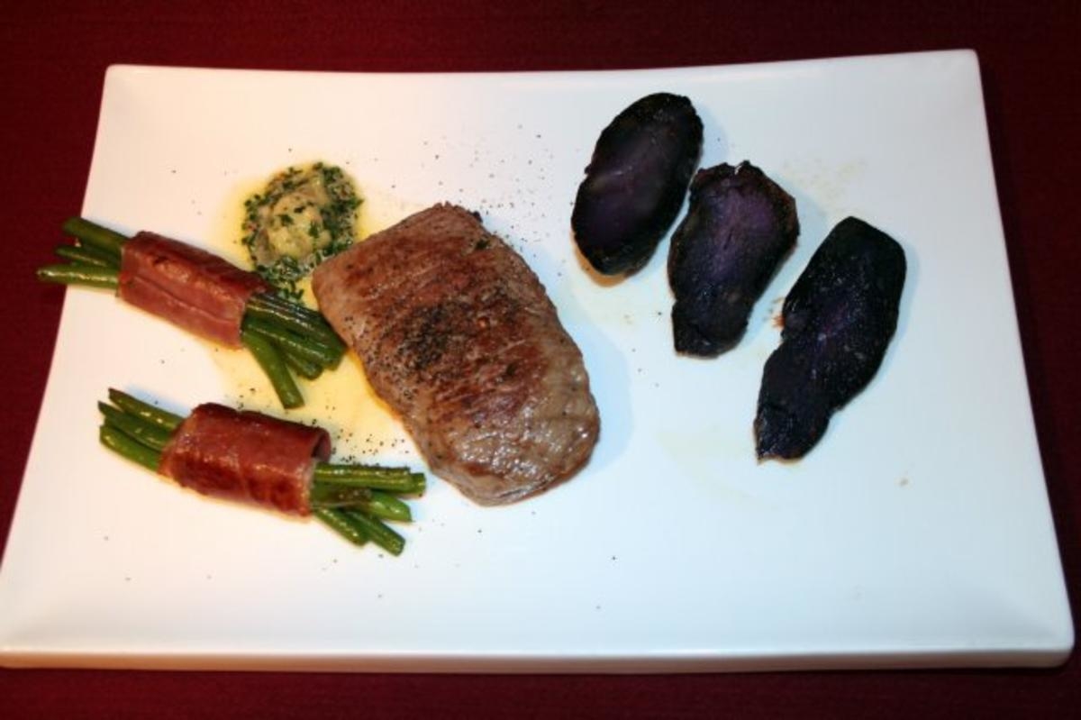 Rumpsteak mit lila Kartoffelspalten und Bohnenbündchen