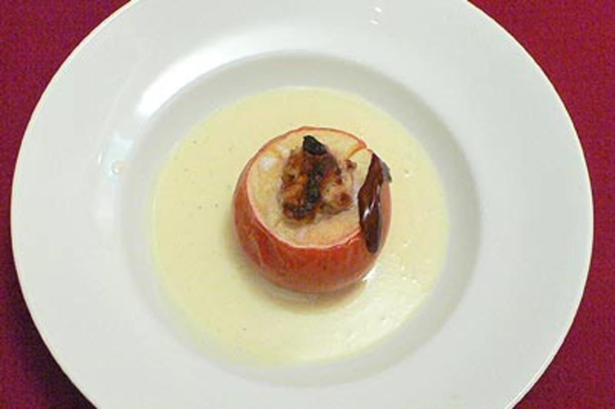 Bratapfel mit Marzipanfüllung und Vanilleschaum