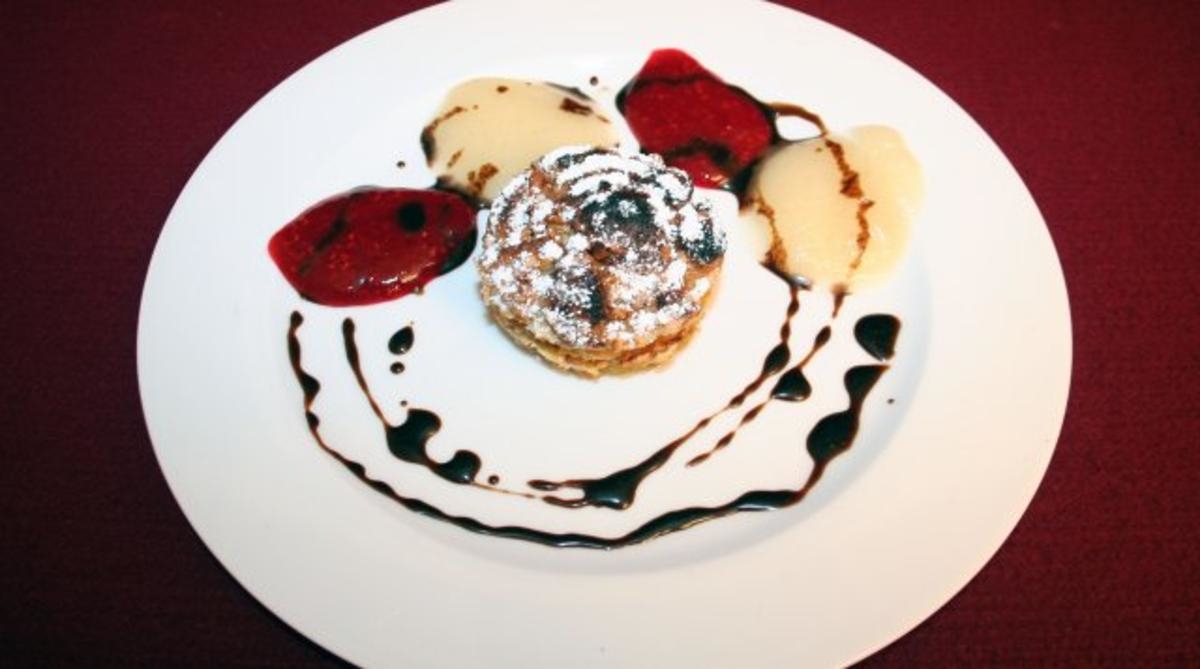 Lauwarmes Haselnusstörtchen mit Birnen- und Himbeersauce