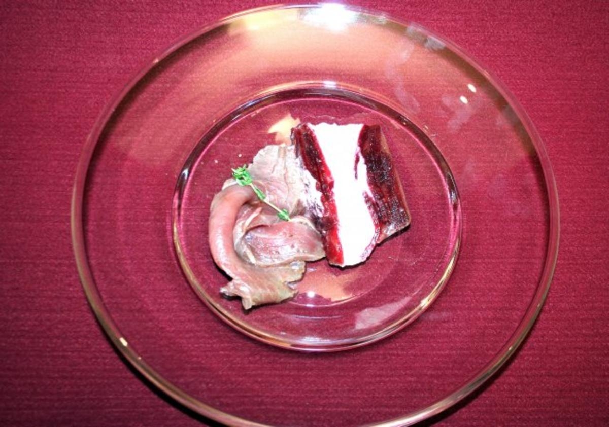 Rote Bete-Meerrettichterrine mit rohmariniertem Thunfisch