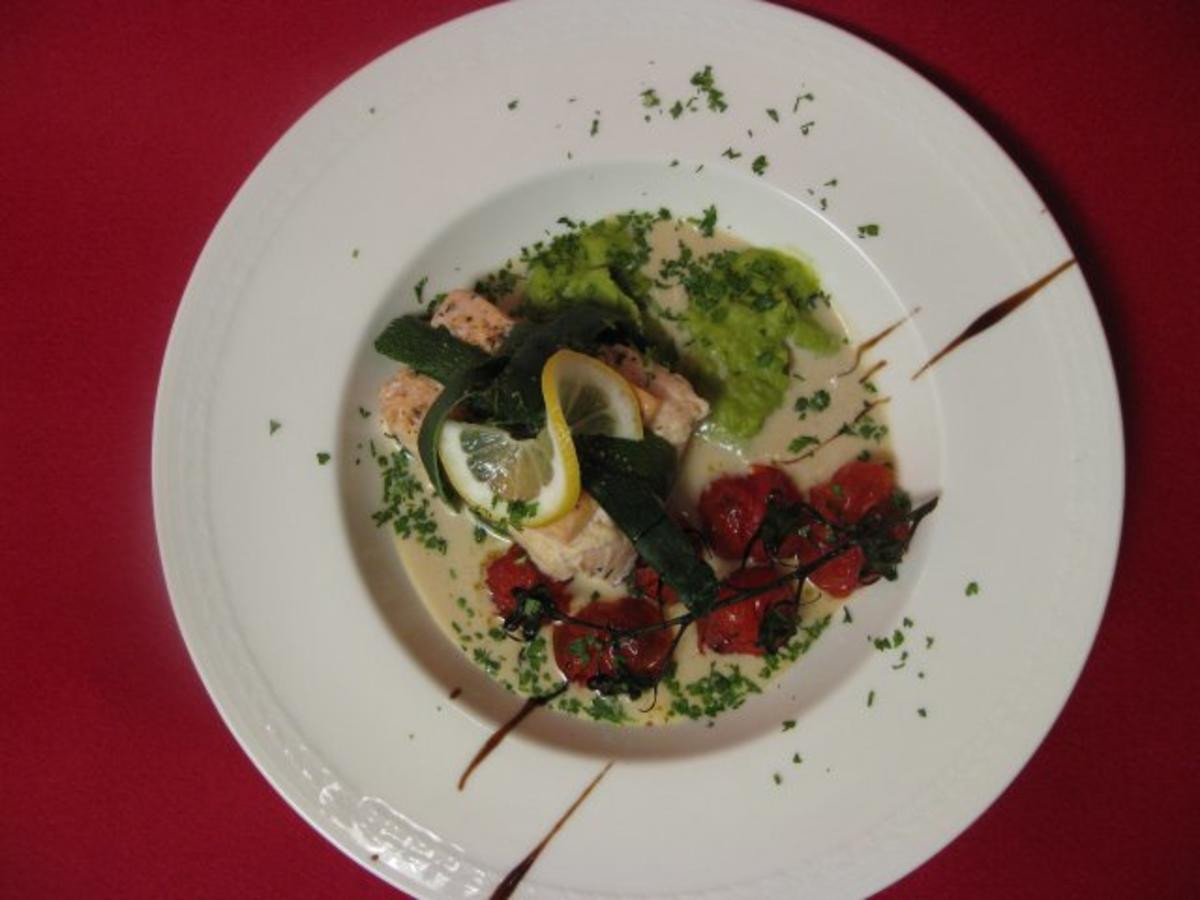Gefülltes Lachsfilet mit Erbsenpüree und glasierten Kirschtomaten
