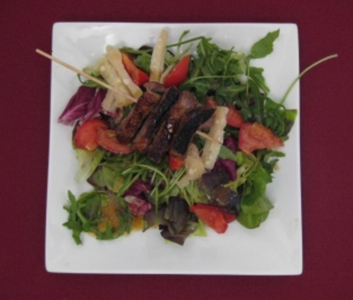 Entenbrustspieß auf Salat mit Parmesan und Himbeeressig