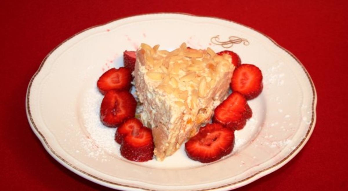 Aishas leichter Fitness-Pfirsich-Kuchen mit Rumaroma auf einem Erdbeerbett