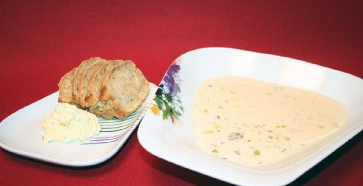 Käse-Lauch-Suppe mit selbstgemachtem Brot, dazu Kräuterbutter
