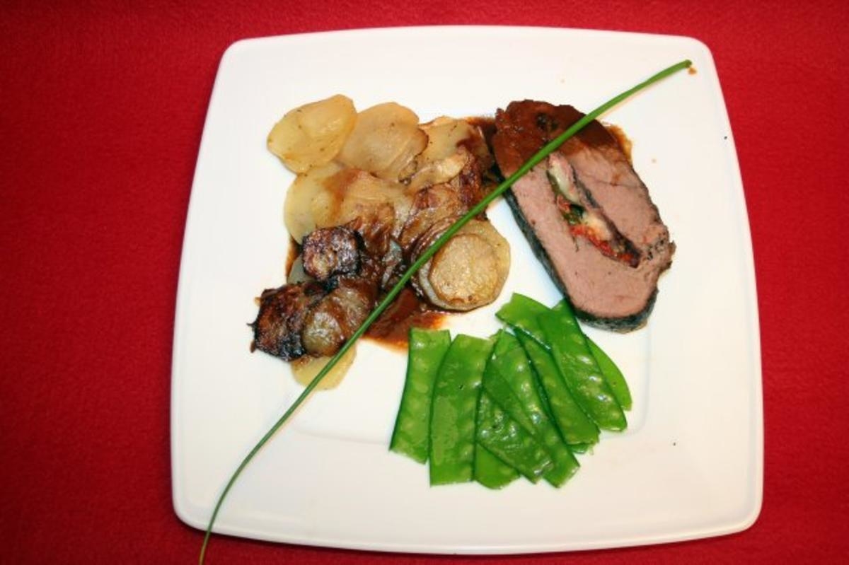 Gefülltes Rinderfilet mit Kartoffelscheiben und Zuckerschoten
