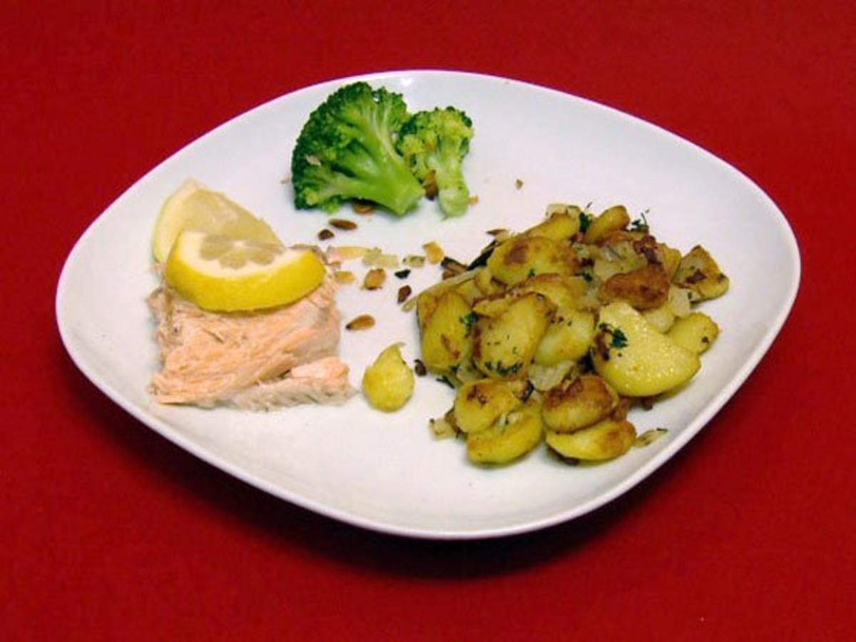 Gefüllte Fjordlachsforelle vom Grill an gedünstetem Gemüse und Omas Bratkartoffeln