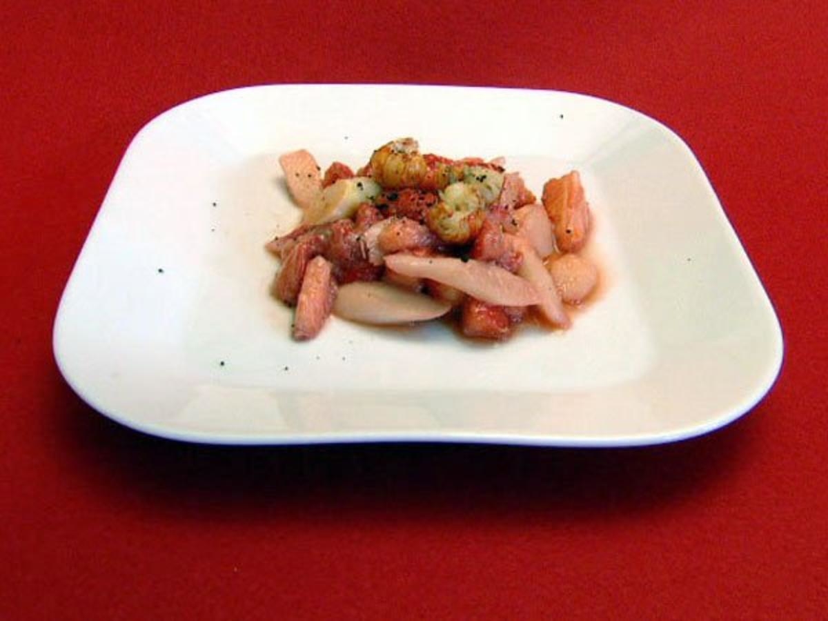 Beelitzer Spargelsalat mit Erdbeeren, Havel-Flusskrebsen und Lakritz-Granulat