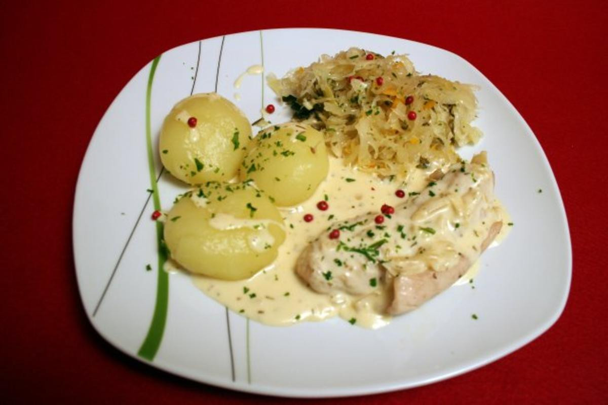 Putenbrust in weißer Rosmarinsoße mit schlesischen Klößen und Petersiliensauerkraut