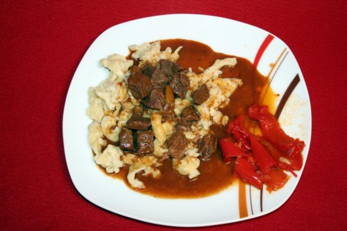 Rindergulasch mit rotem Paprikagemüse, dazu frische Spätzle