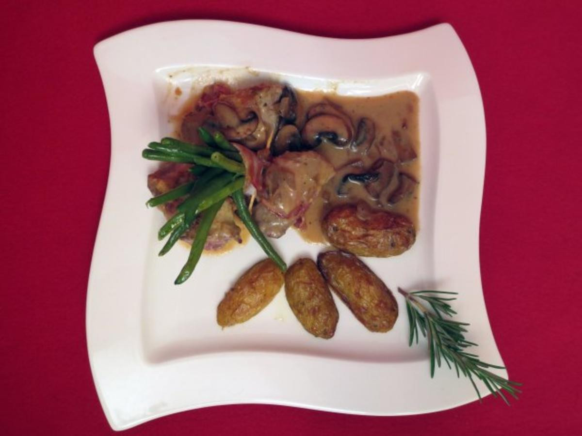 Schweinefilet im Speckmantel in Champignon-Weißweinsauce mit Rosmarinkartoffeln und Bohnen
