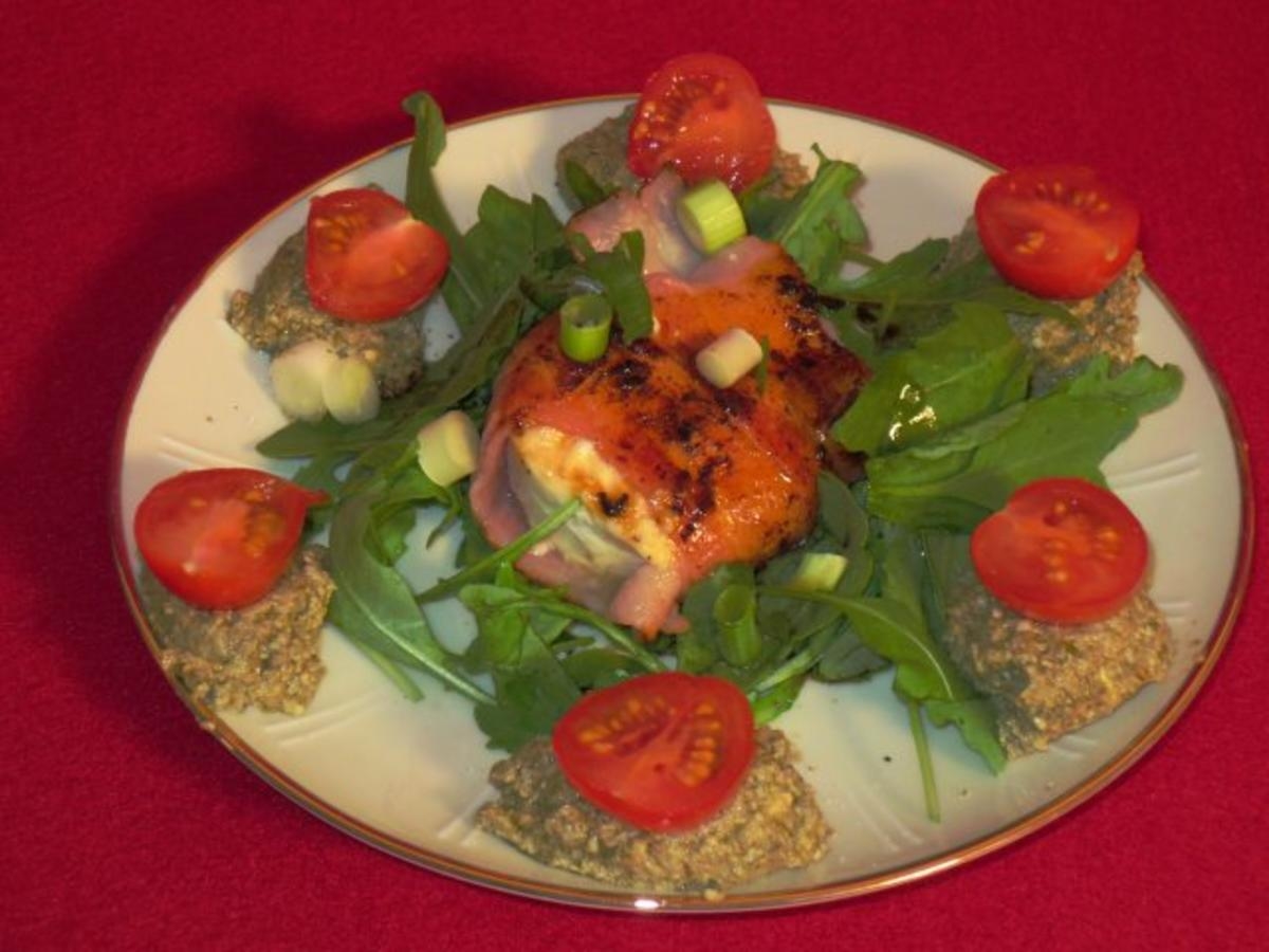 Rucolasalat mit gegrilltem Ziegenkäse und Kapernpesto