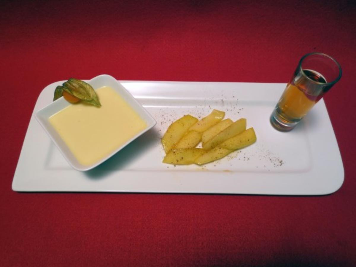 Weiße Schokoladencreme mit Calvados-Apfelspalten