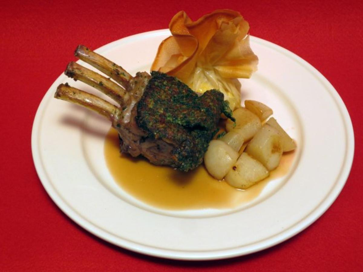 Bild zu: "Lamm in Kräuterkruste an Pastis-Soße, dazu ummantelte Herzoginnenkartoffeln und Gemüse"