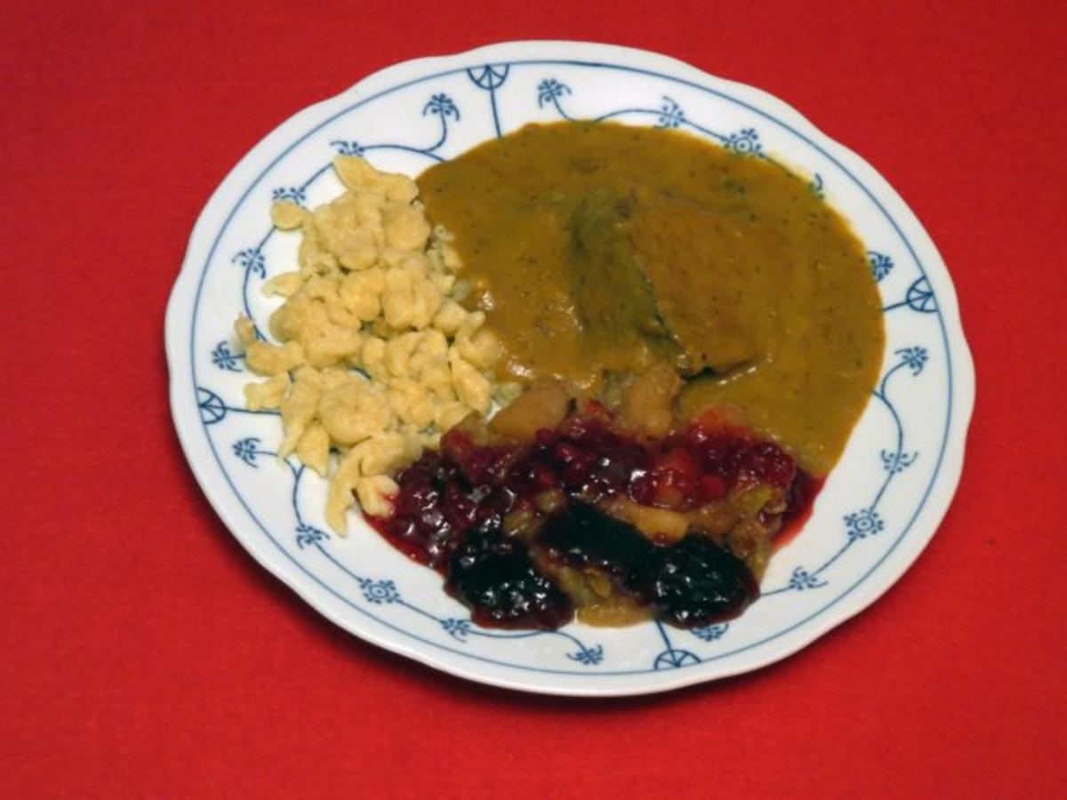Bild zu: "Sauerbraten mit Spätzle, Apfelkompott und Holunderbeeren"
