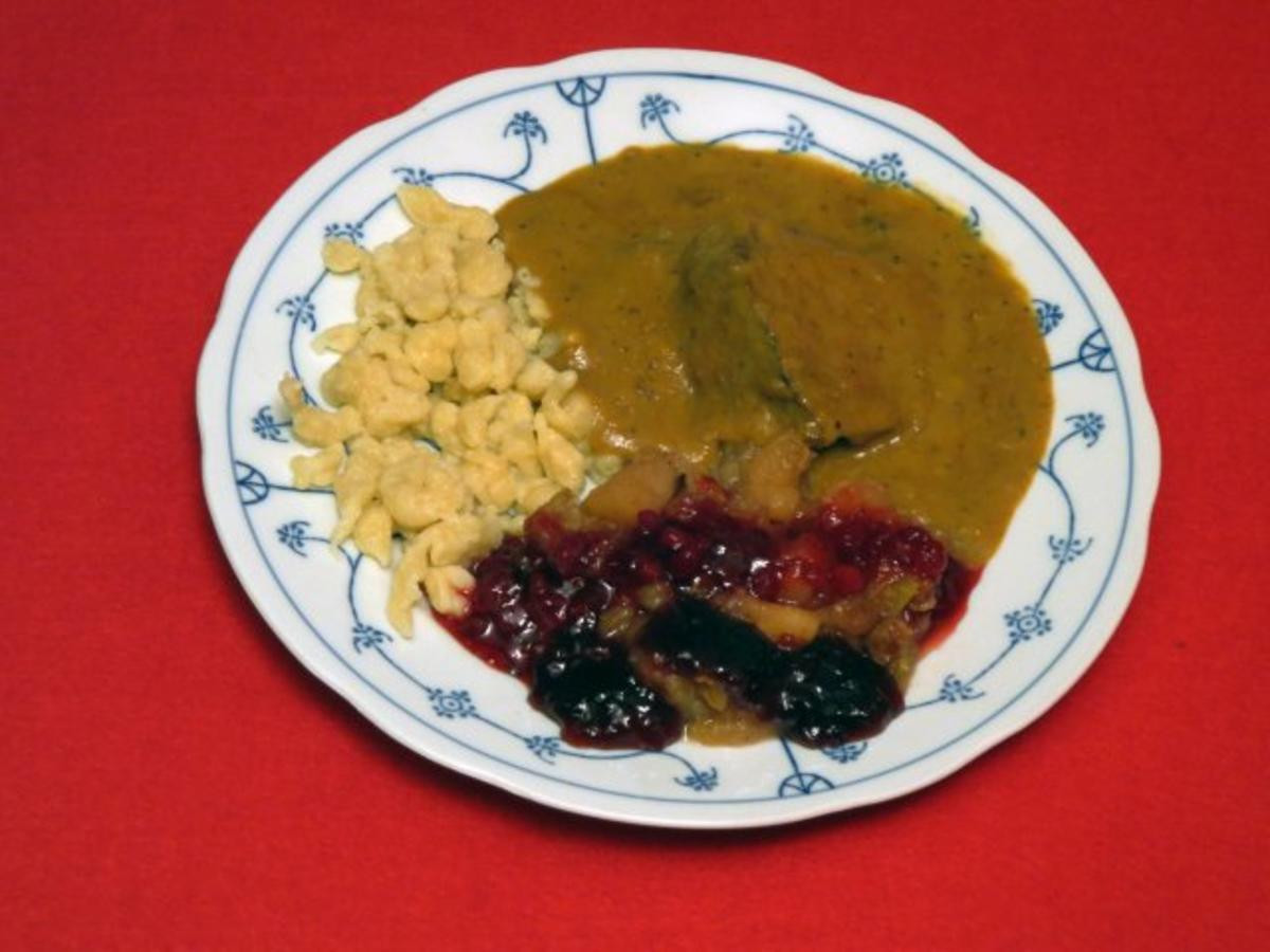 Bild zu: "Sauerbraten mit Spätzle, Apfelkompott und Holunderbeeren"