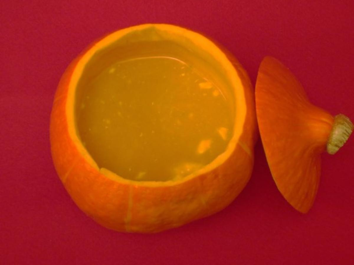Bild zu: "Kürbis-Ingwer-Suppe mit Crème fraîche"