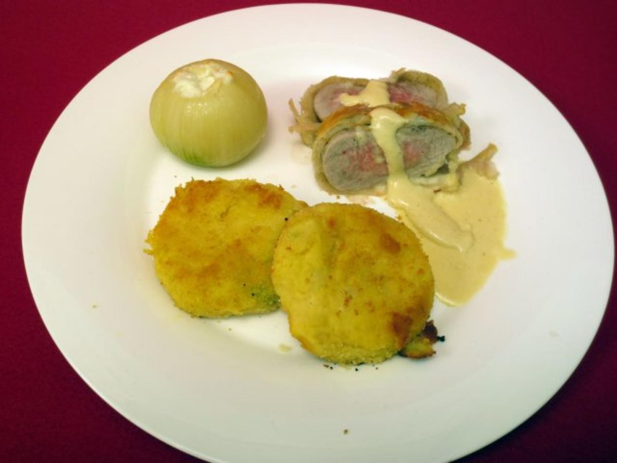 Bild zu: "Schweinefilet in Blätterteigmantel, dazu Kartoffelplätzchen  und gefüllte Zwiebel"
