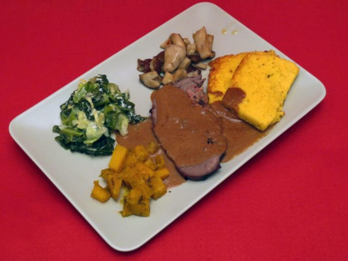 Bild zu: "Gefüllte Rehkeule mit Kartoffelterrine und Gemüse der Saison"