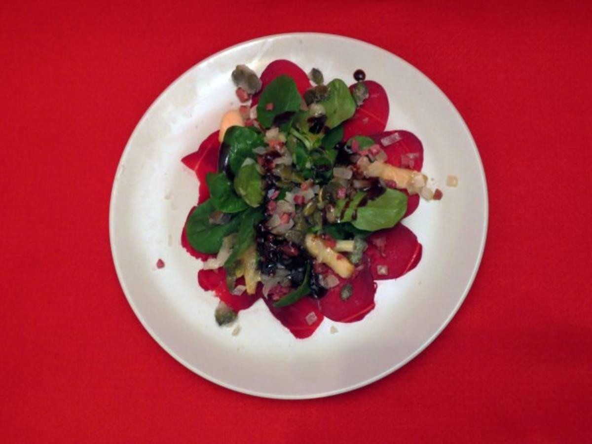 Bild zu: "Rote-Bete-Carpaccio mit Feldsalat, Birnen und Kürbiskernkrokant"
