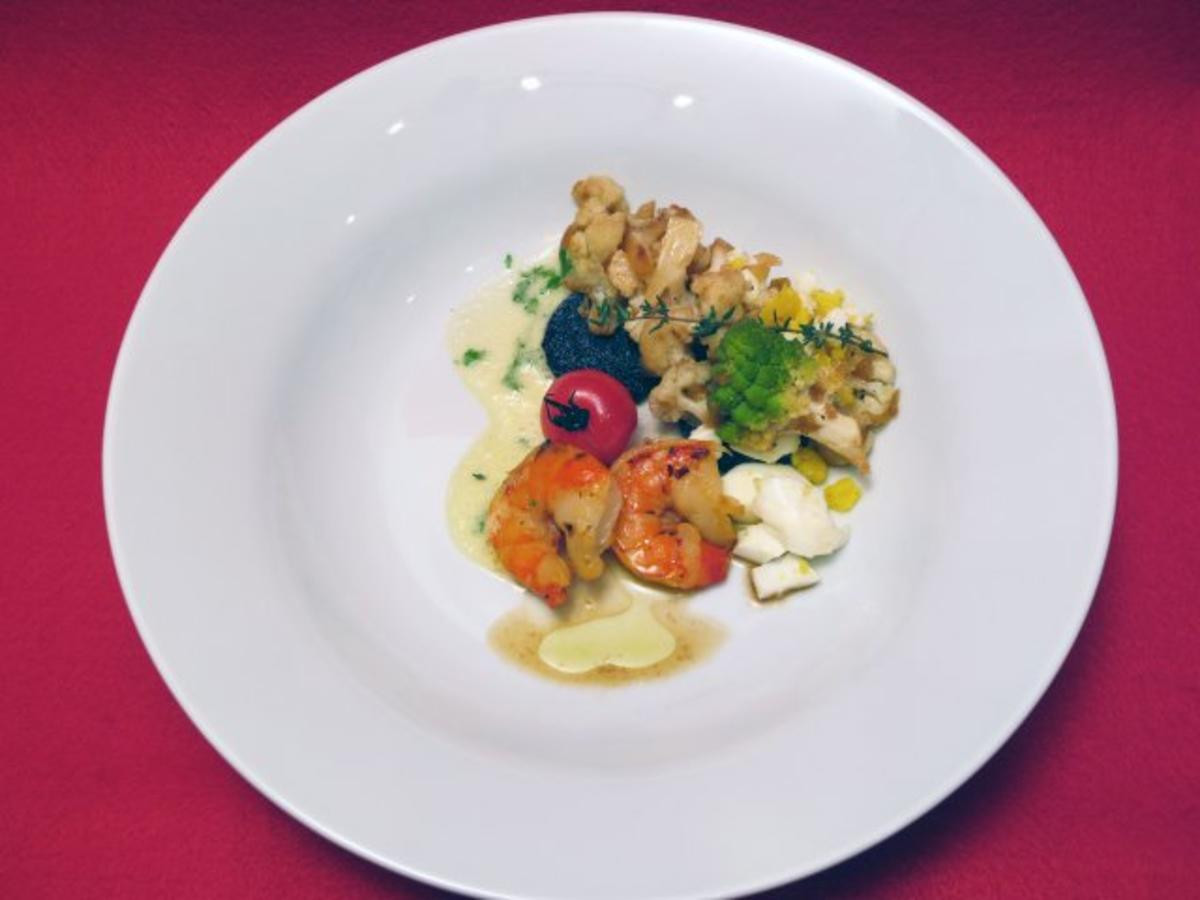 Bild zu: "Salat von Blumenkohl mit Ei, Kerbelmayonnaise und selbstgeräucherten Gambas"