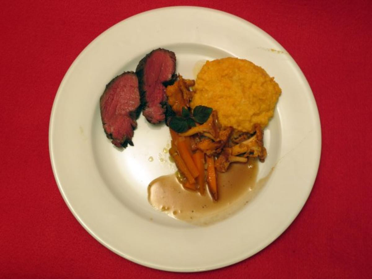 Bild zu: "Kaffeegebeiztes Rinderfilet mit glasierten Möhren, Pfifferlingen und Kartoffel-Mousseline"
