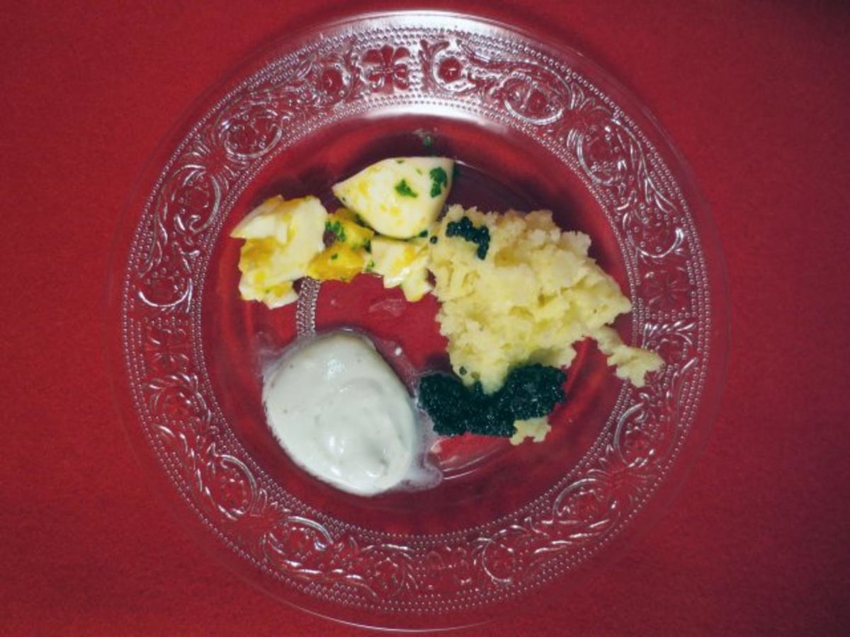 Kartoffelschnee mit einer Emulsion aus Sahne und Landbutter, fein gehacktes Ei und Kaviar