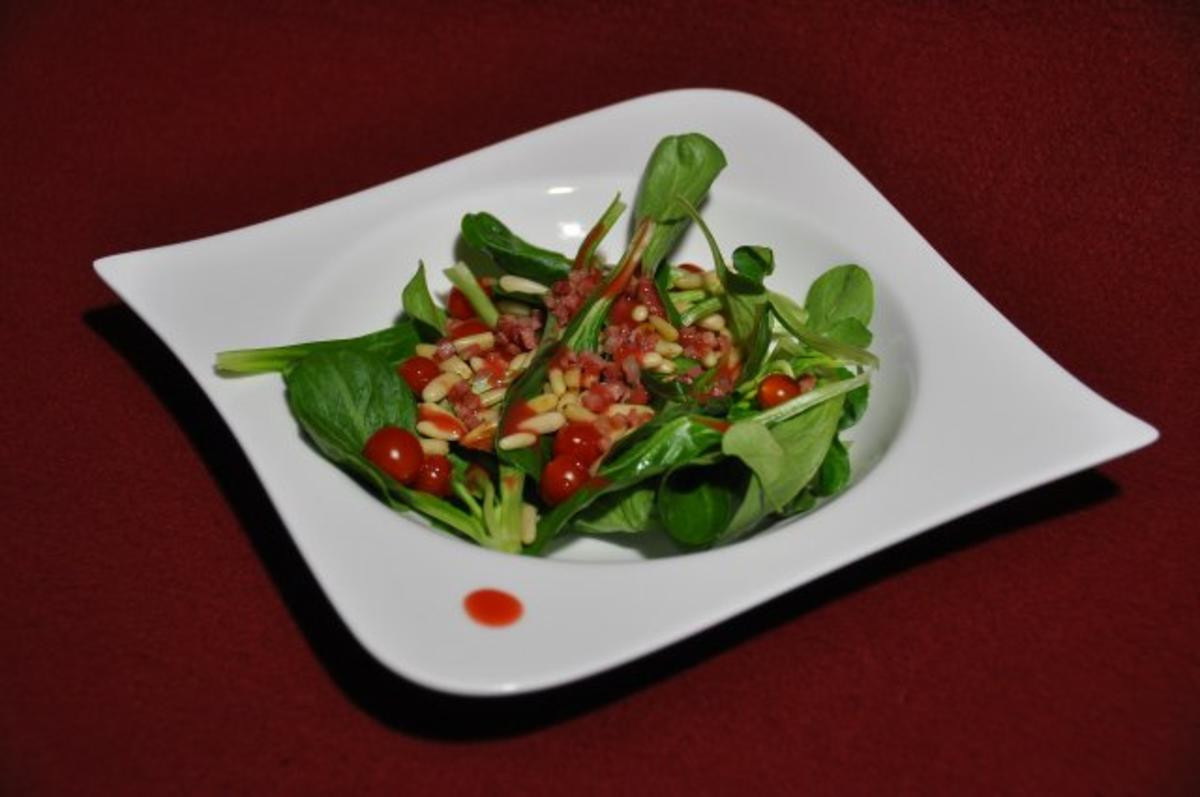 Feldsalat mit gebratenem Speck und Pinienkernen