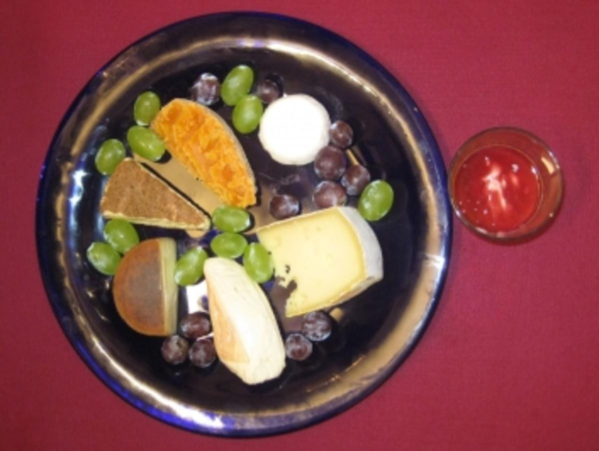 Käseplatte und Quark mit Kräutern und Honig