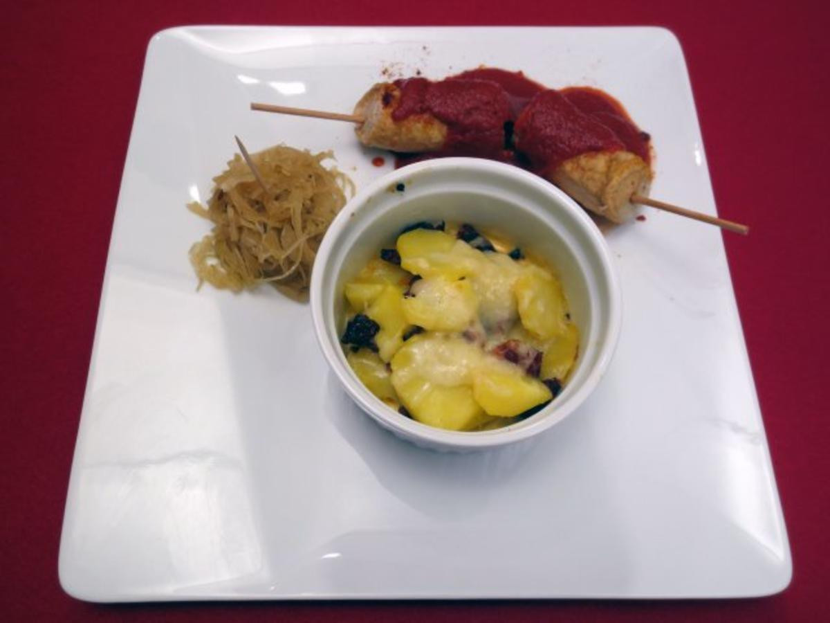 Berliner Currywurst, dazu geschichtete Kartoffeln