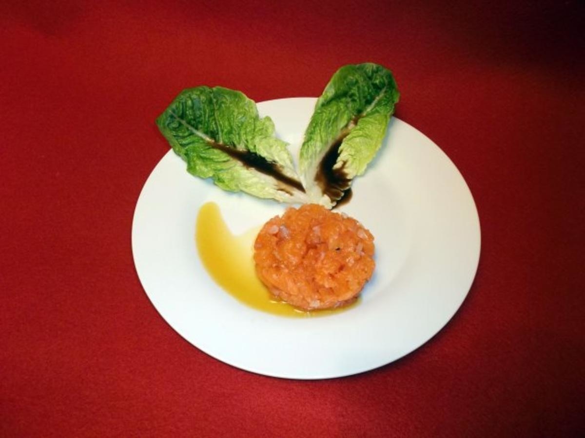 Lachstartar im Salatbett mit Honigsenf-Soße