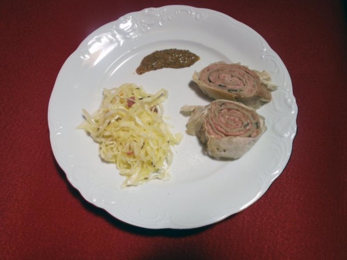 Weißwurschtstrudel mit Krautsalat