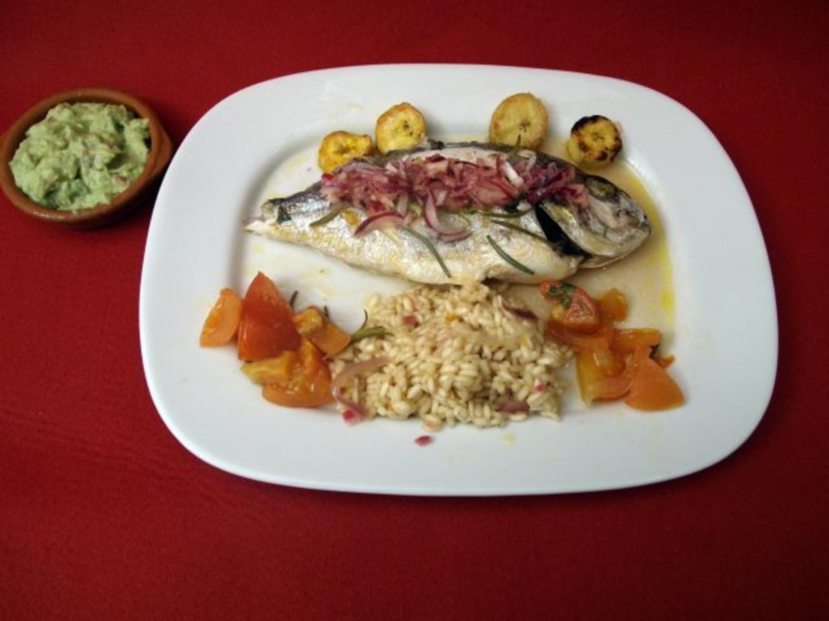 Dorade al horno mit Zitronen-Risotto und Kochbananen