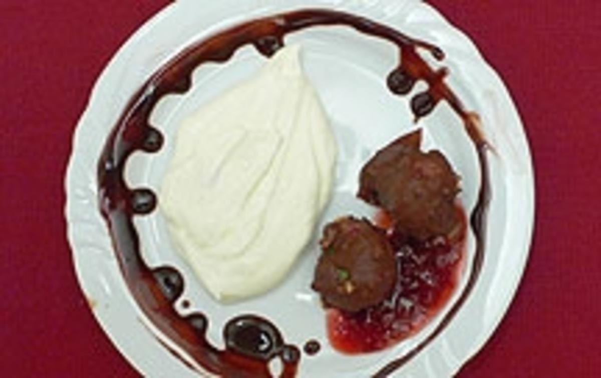 Erdbeeren im Schoko-Knuspermantel an Frischkäsecreme