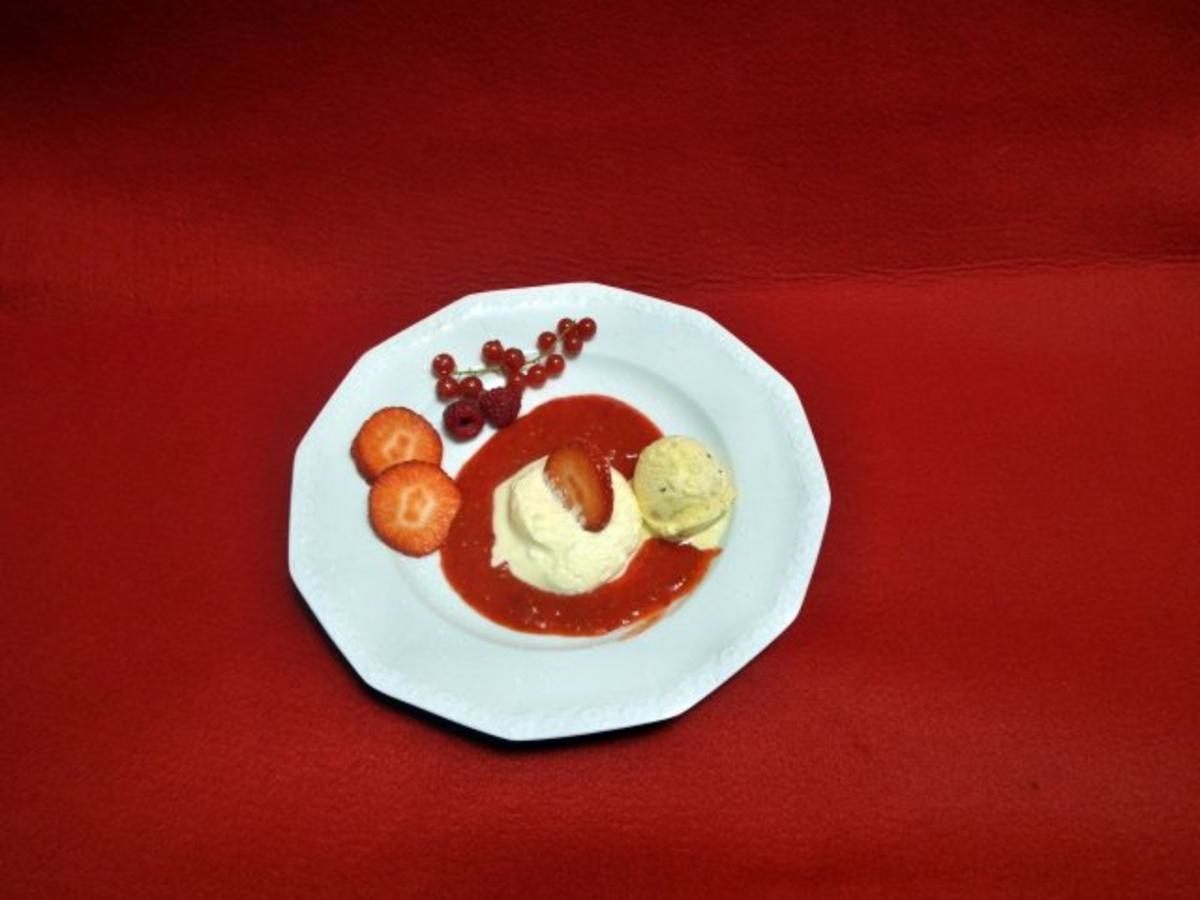 Weiße Mousse auf Beerenspiegel