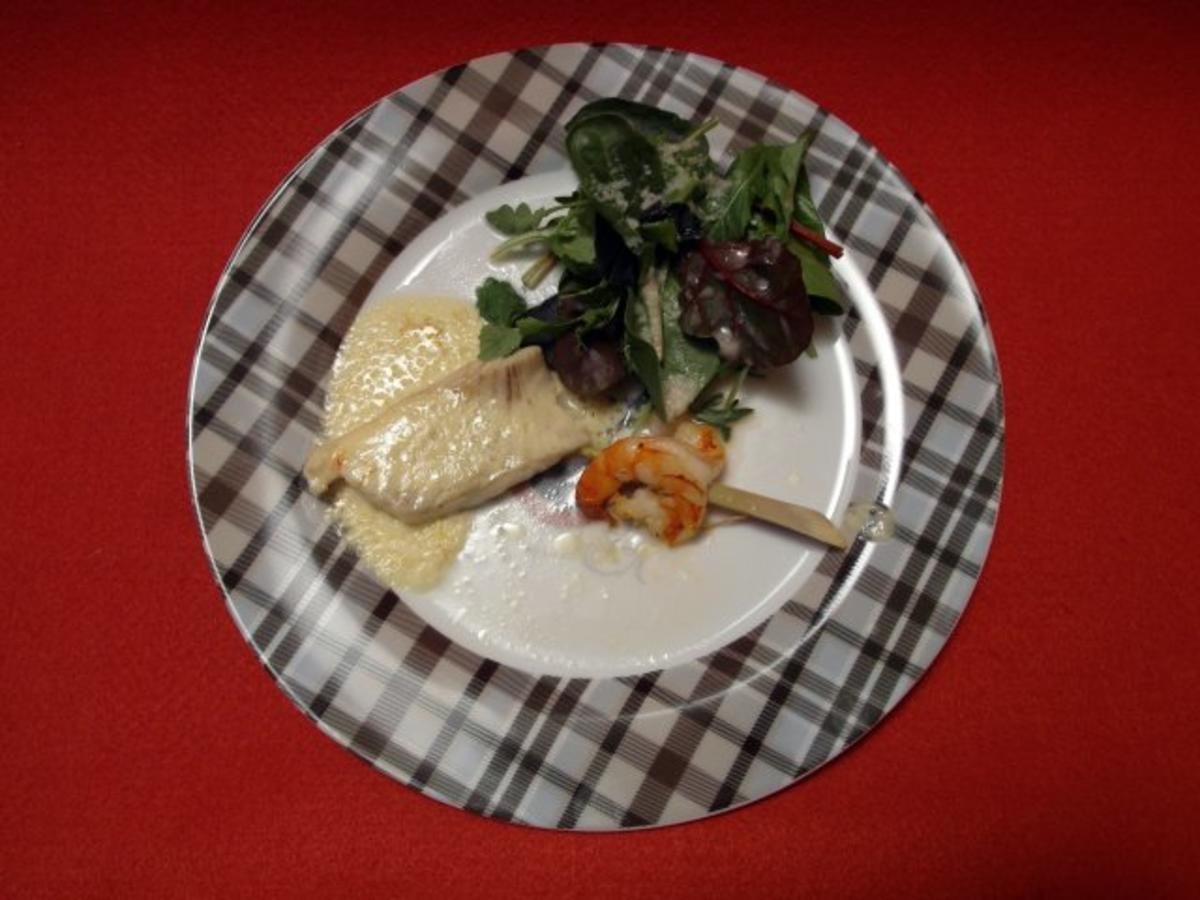 Wildkräutersalat mit Steinbutt und Riesengarnele auf Safranschaum