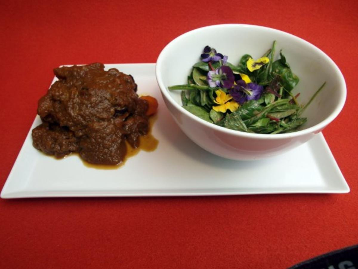 Geschmorte Kalbsbäckchen mit glasierten Möhren und einem Frühlingskräutersalat