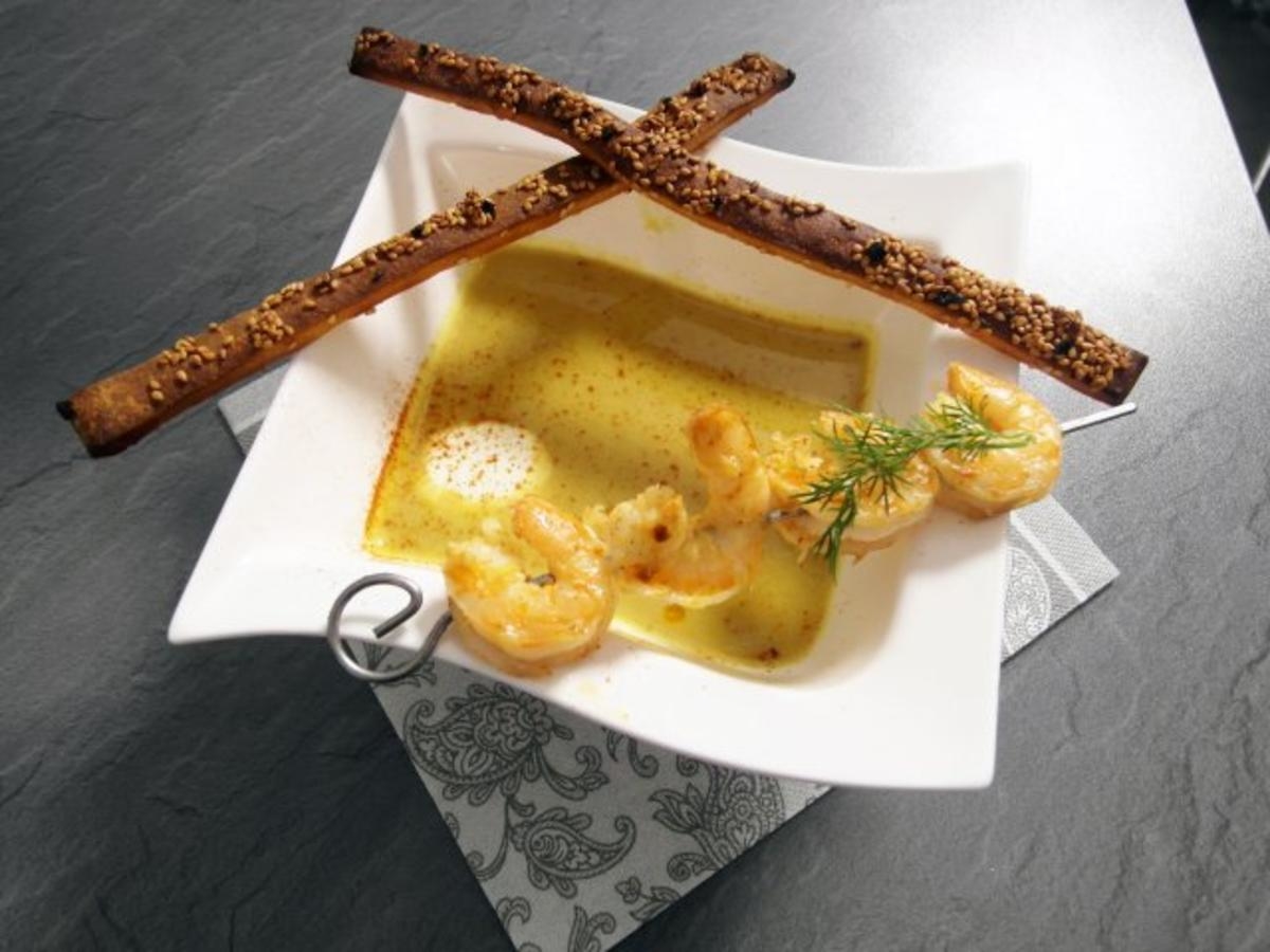 Pastinaken-Curry-Cremesuppe mit Scampi-Spieß