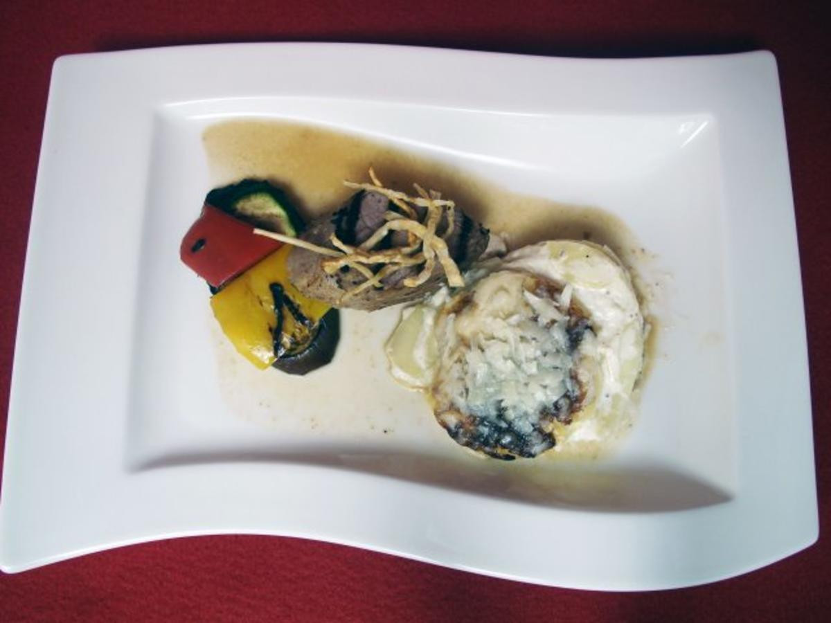 Kartoffelgratin mit Bergkäse, mediterranes Grillgemüse und Kalbsfilet an Trockenfrüchten