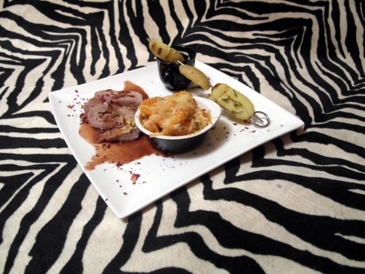 Gefüllter Filetbraten vom Schwein in Salzkruste, an Honig-Rotweinsoße, dazu Möhren-Auflauf