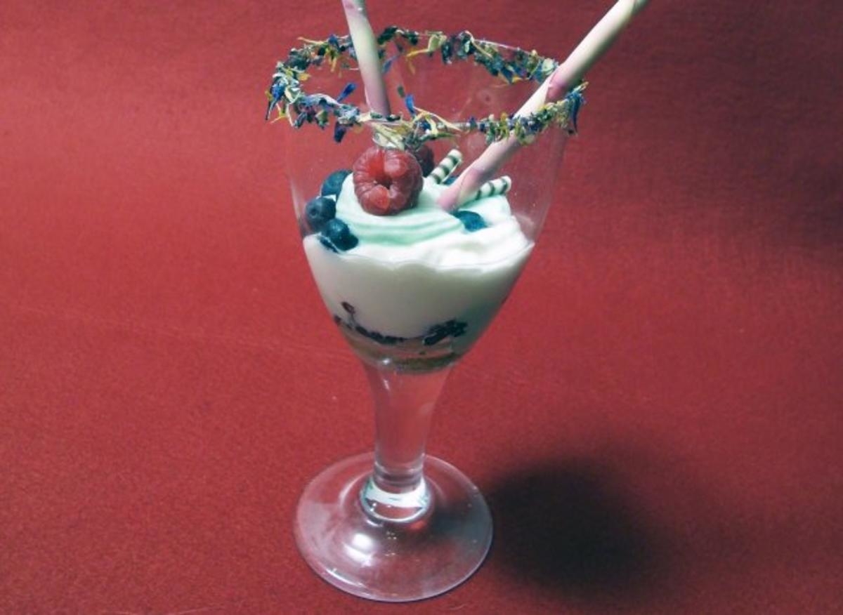 Mit Mascarpone und Joghurt überdeckte Crossini mit Sahnestaub und Beerenmischung