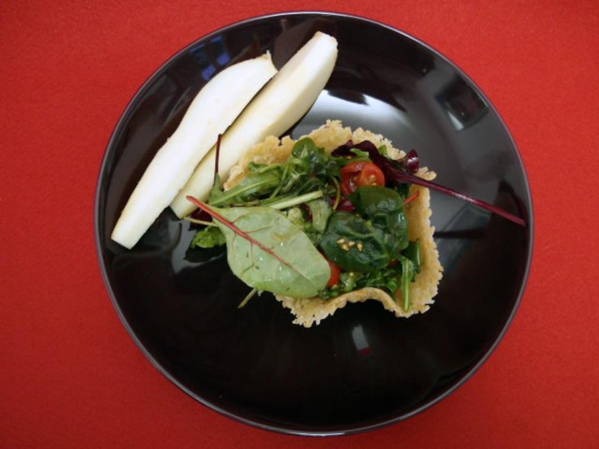 Mesclun-Salat in Parmigiano-Hippe