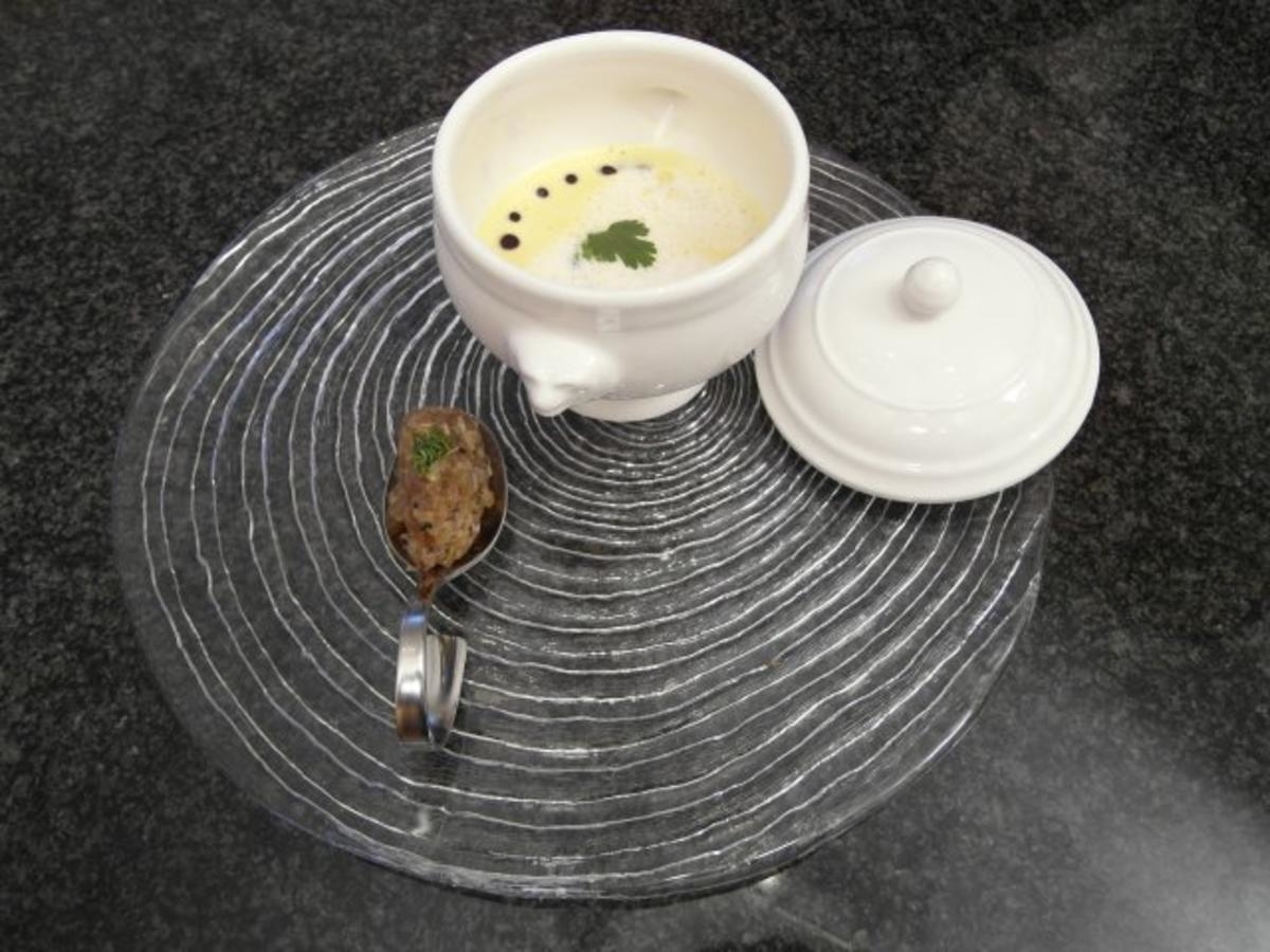 Curry-Zitronengrassuppe mit Kokosschaum und Tunfischtartar