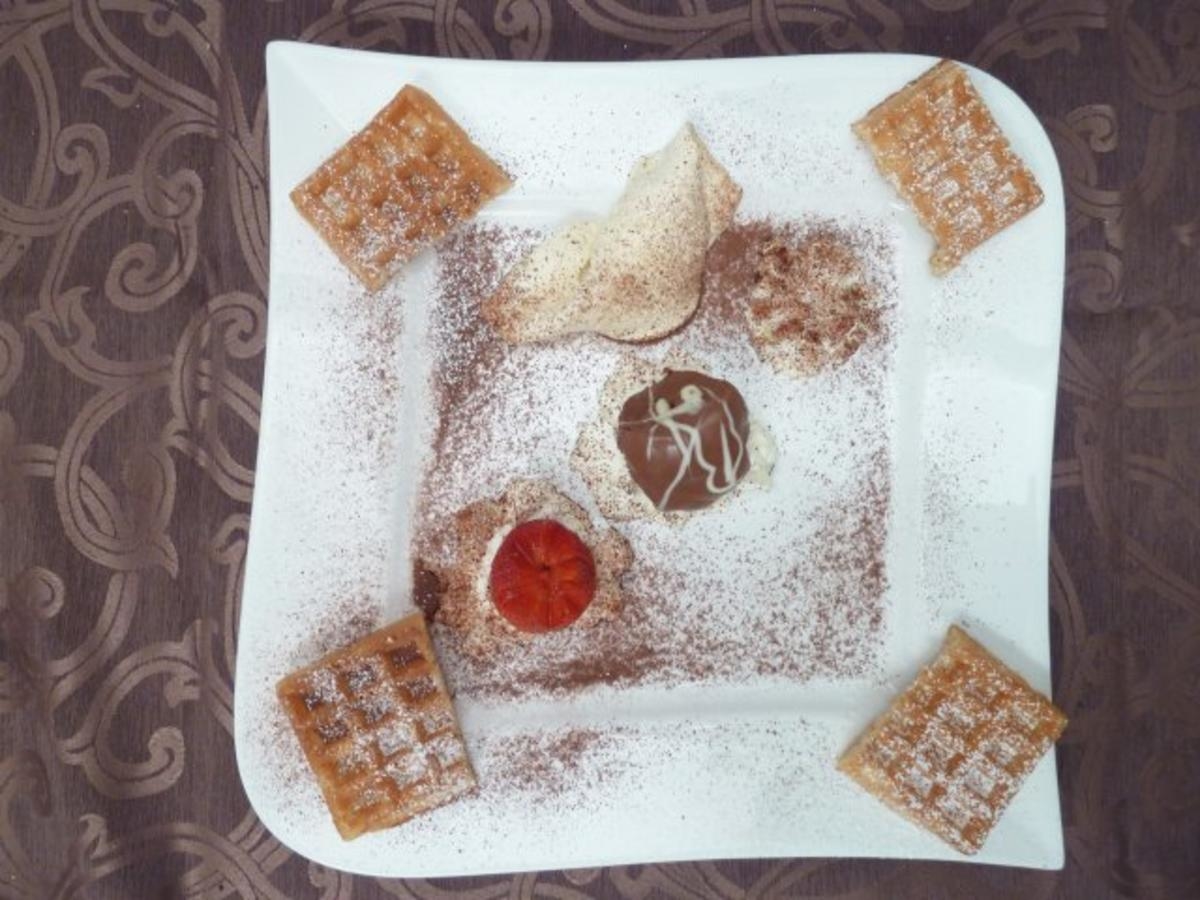Waffeln mit Vanilleeis, Sahne und frischen Erdbeeren