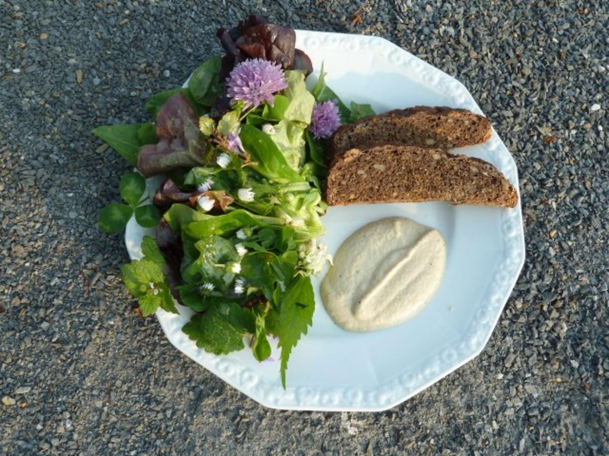 Wildkräutersalat mit Apfel-Pfeffer-Schmand und Krustenbrot